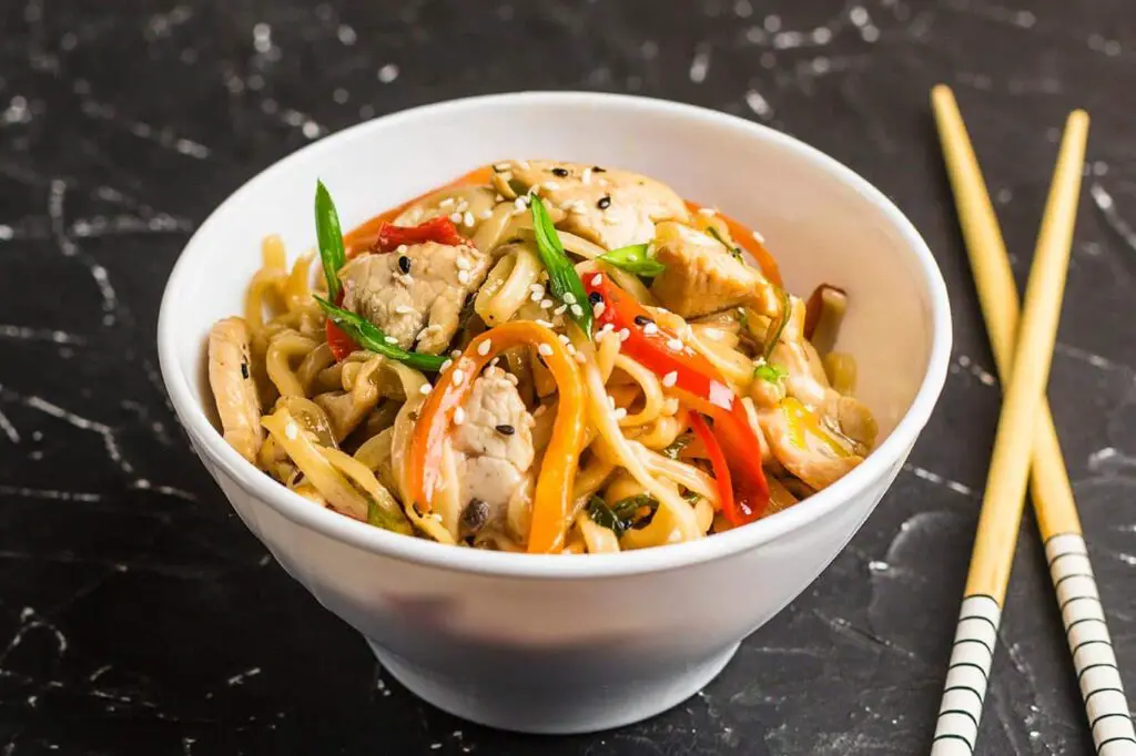 chow mein de pollo