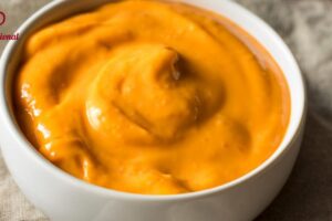 Descubre cómo preparar una deliciosa crema de chipotle para acompañar tus platillos