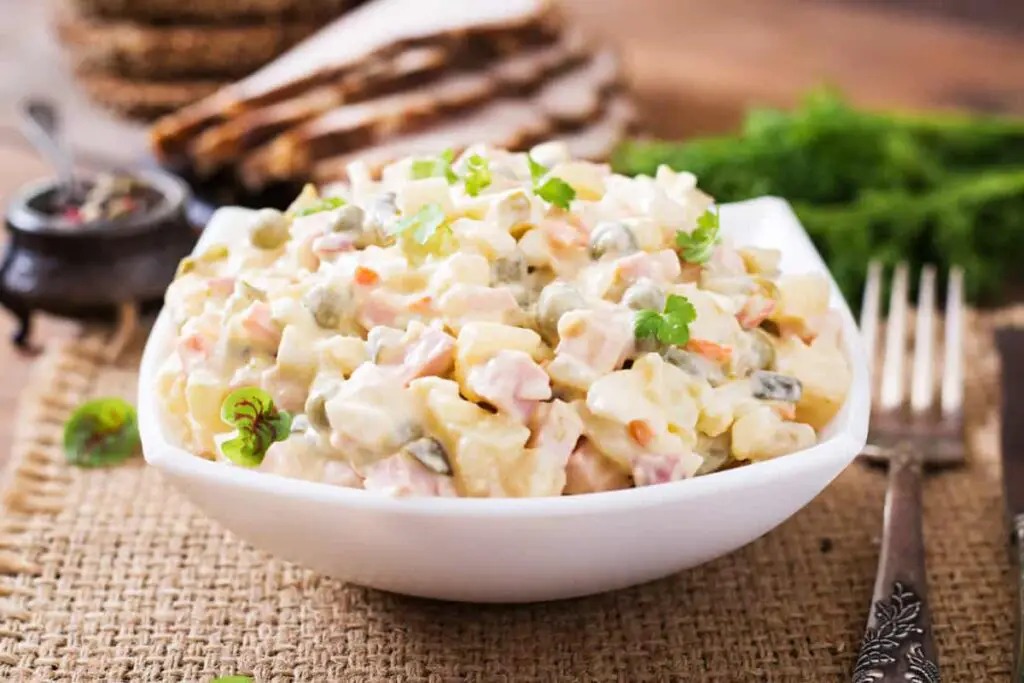 Ensalada rusa con pollo