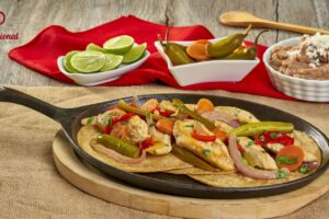 Fajitas de Pollo con Rajas: Delicia Tex-Mex en Tu Mesa