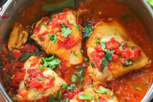 Receta Clásica Mexicana: Pollo Entomatado con Papas