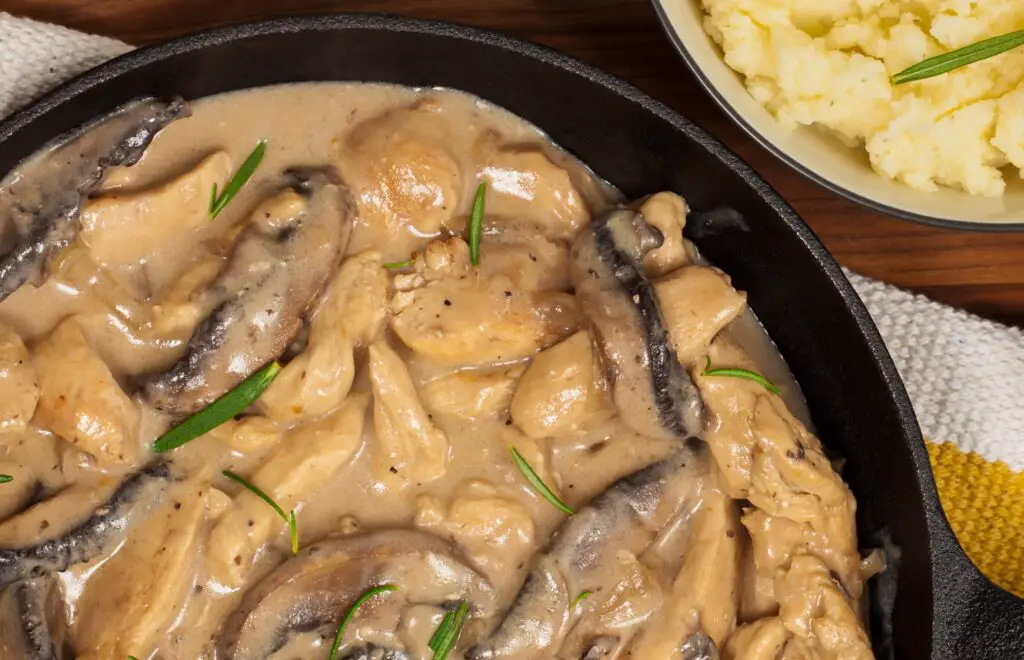pollo en crema de champiñones