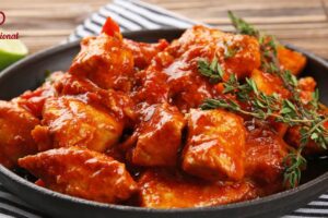 Paso a paso de cómo preparar un delicioso pollo en salsa roja con un toque picoso