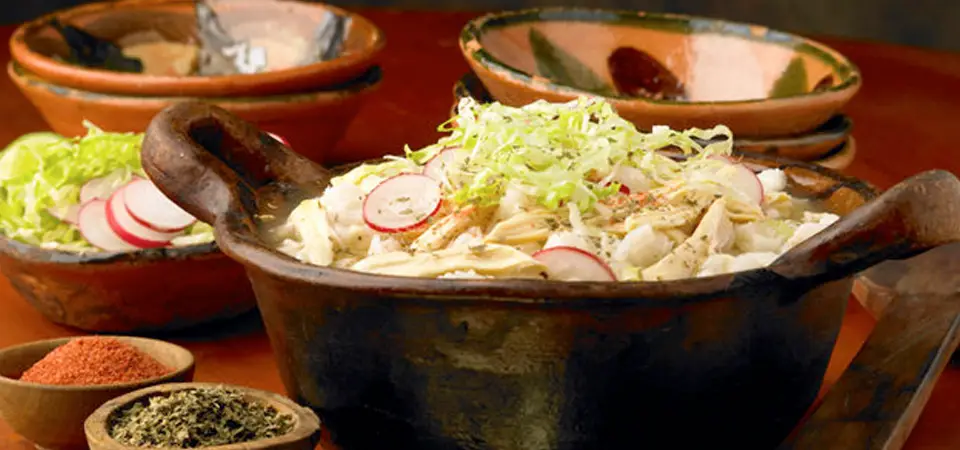 Pozole blanco de pollo con maíz precocido