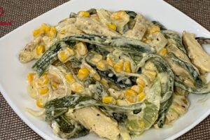 Rajas con crema y pollo: Deliciosa receta poblana fácil de hacer