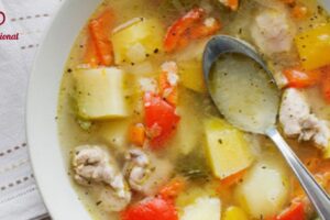 Sopa con pollo fácil y rápida de hacer en casa