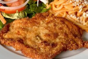 Milanesa de Pollo con Espagueti y Ensalada: Receta Fácil y Deliciosa