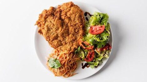 Milanesa de Pollo con Espagueti y Ensalada: Receta Fácil y Deliciosa