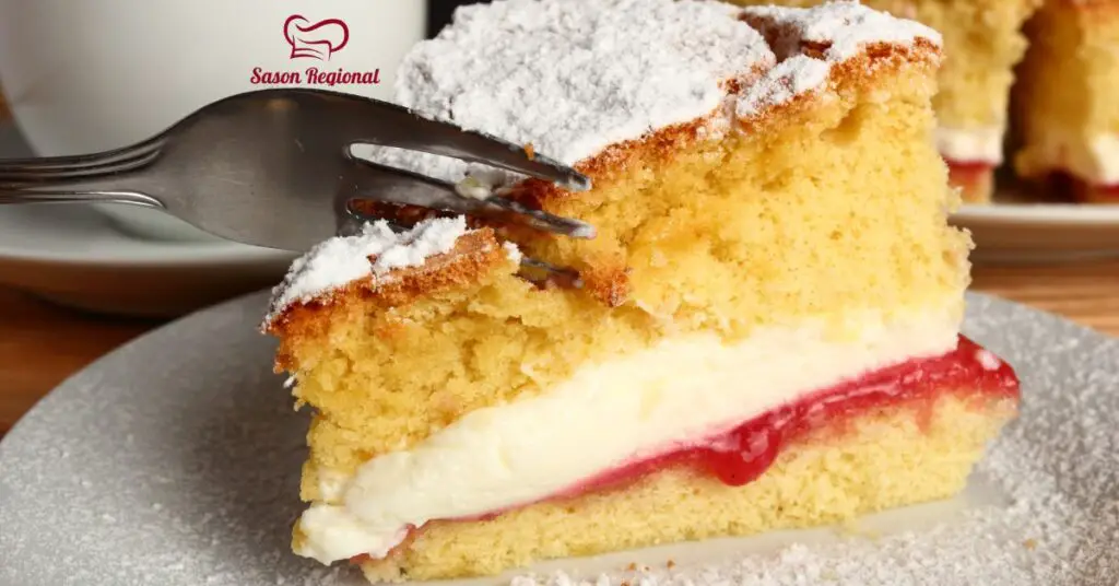 Tips para preparar el Pastel Inglés y errores comunes
Con pequeños detalles se puede lograr un pastel perfecto. Aquí te dejamos consejos útiles y advertencias que evitarán errores frecuentes.

Consejos clave:

Temperatura ambiente: Asegúrate de que huevos, mantequilla y nata estén a temperatura ambiente para facilitar la integración.

Incorpora aire en el batido: Bate lo suficiente la mantequilla con el azúcar; debe volverse casi blanca.

Sigue la proporción 1:1:1:1: La receta clásica se basa en pesos iguales de mantequilla, azúcar, harina y huevos.

Mermelada tibia: Si está muy espesa, caliéntala ligeramente para untarla sin dañar el bizcocho.

Sírvelo a tiempo: Sácalo del refrigerador al menos 30 minutos antes de servir para que se asienten los sabores.

Errores comunes:

Abrir el horno antes de tiempo: El cambio de temperatura puede hacer que el centro del bizcocho se hunda.

Sobrebatir la masa: Una vez añadida la harina, mezcla solo lo necesario para evitar una textura densa.

Montar el pastel caliente: La nata se derretirá si los bizcochos no están completamente fríos.

Relleno en exceso: Mucha nata o mermelada hará que el pastel se desarme.