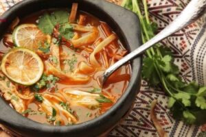 Sopa de Lima Yucateca Auténtica: Tradición Mexicana en un Plato Reconfortante
