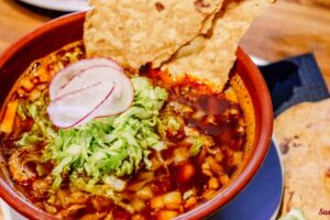 Pozole de Pollo: La Receta Tradicional Mexicana Explicada Paso a Paso